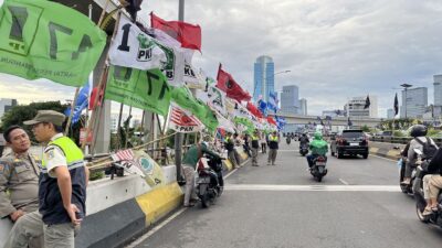 Polisi Tertibkan APK Semrawut di Kawasan Mampang Prapatan