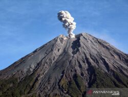 Gunung Semeru Kembali Erupsi, Letusannya Setinggi Hampir Satu Kilometer dari Puncak