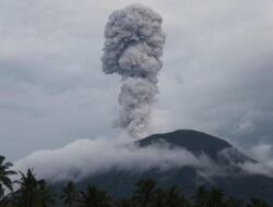 Gunung Ibu Meletus, Tinggi Abu 4 Km