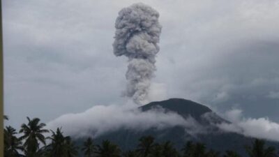 Gunung Ibu Meletus, Tinggi Abu 4 Km