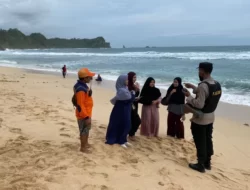 BMKG Ingatkan Masyarakat Waspada Gelombang Tinggi Saat Ngabuburit di Pantai