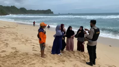 Seekor Lumba-Lumba Bercak Mati Terdampar di Pesisir Pantai Pariti Kupang