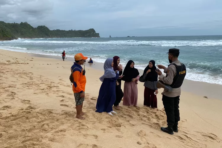 Seekor Lumba-Lumba Bercak Mati Terdampar di Pesisir Pantai Pariti Kupang