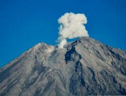 Gunung Semeru Kembali Erupsi Setinggi 700 Meter dari Atas Puncak Rabu Malam