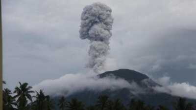 Warga Halmahera Barat Diimbau Tak Beraktivitas dari Radius 4 KM Gunung Ibu
