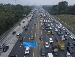 Rabu Malam Petugas Terapkan Contraflow di Ruas Tol dari Arah Cikampek ke Jakarta