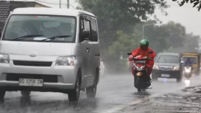 Hampir Semua Wilayah Jakarta Diguyur Hujan Pada Senin Sore