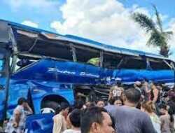 Bus Putra Sulung Mati Mesin Saat KA Rajabasa akan Melintas
