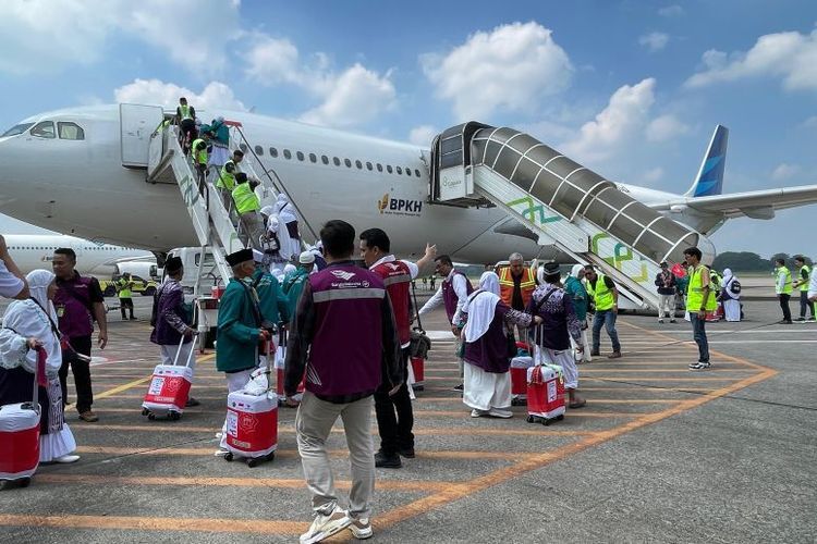 INFO HAJI 2024 -- Kemenag Hari Ini Berangkatkan 6.956 Calon Haji ke Tanah Suci