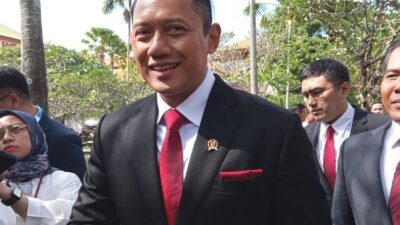 AHY Serahkan Sertifikat Tanah ke Warga Kabupaten Bandung