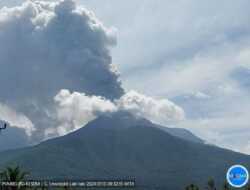 Warga di Barat Daya Gunung Api Lewotobi Laki-laki Harus Hindari Abu Vulkanik dengan Gunakan Masker