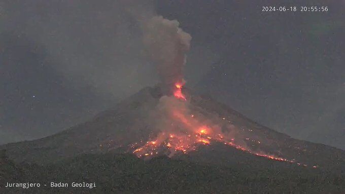 Gunung Merapi Erupsi Selasa Malam