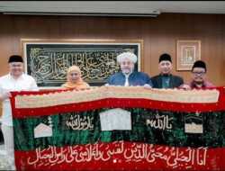 Khofifah Indar Parawansa Dapat Hadiah Kiswah Makbaroh dari Cicit Syekh Abdul Qadir Jailani