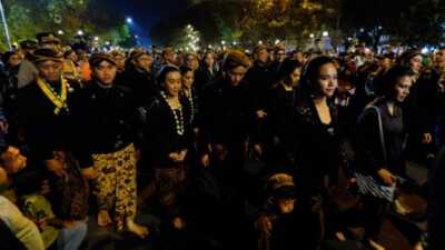 Enam Pusaka Mangkunegara Solo Dikirab pada Malam 1 Sura