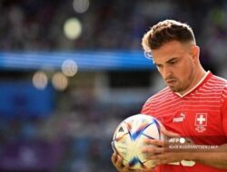 SEPAK BOLA — Xherdan Shaqiri Resmi Pensiun dari Timnas Swiss
