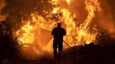 Kebakaran Hutan Hebat Terjang Yunani, Ribuan Warga Dilaporkan Mengungsi