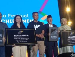 Pemrov Jabar Berikan Penghargaan “Lifetime Achievement” kepada Nike Ardila dan Pencipta Lagu “Es Lilin”