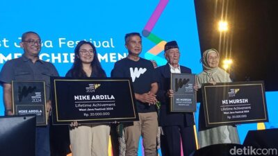 Pemrov Jabar Berikan Penghargaan "Lifetime Achievement" kepada Nike Ardila dan Pencipta Lagu "Es Lilin"