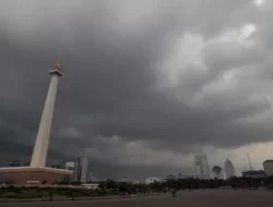 Cuaca Jakarta Diwarnai Awan Tebal Hingga Hujan Ringan pada Minggu Sore