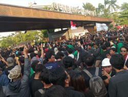Seret Keluar Pagar Roboh Gerbang Pancasila, Mahasiswa Mencoba Merangsek Masuk DPR