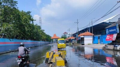 Masyarakat Pesisir Jawa Timur Diperingatkan Waspadai Banjir Rob Hingga 15 Januari 2025