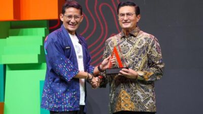 Fadel Muhammad Terima Penghargaan dalam Pembangunan Nasional di IDeaward 2024