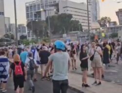Keluarga Sandera Israel di Gaza Blokir Ruas Jalan di Tel Aviv dan Membakarnya