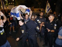 Protes Kebijakan Benjamin Netanyahu di Gaza, Ribuan Pengunjuk Rasa Warga Israel Terobos Barikade Polisi