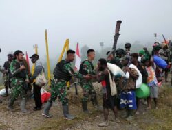 Dengar Keluh Kesah Warga Satgas Yonif 715/Mtl Ajak Mereka Makan Bersama