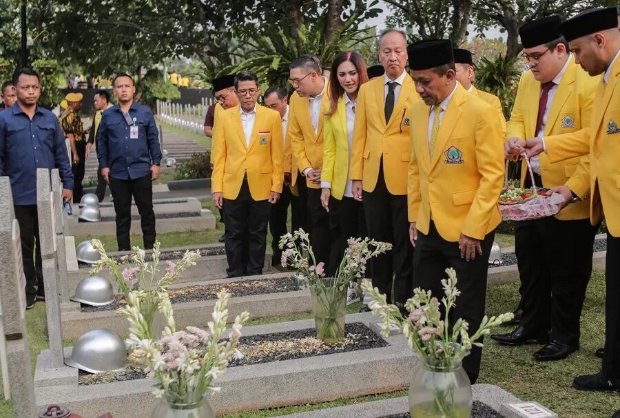Peringati HUT ke-60 Golkar, Bahlil Pimpin Kader Ziarah ke TMP Kalibata