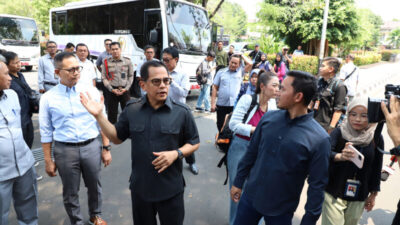 Sekjen DPR Tinjau RJA di Kalibata, Lihat Kondisi Rumah yang Tak Layak Huni