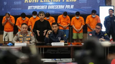Polisi Sita Barang Bukti Satu Kontainer Besar Saat Geledah Komdigi