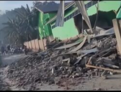 Kementerian PU Kerahkan Alat Berat Bersihkan dan Buka Jalan dari Material Vulkanik Gunung Lewotobi Laki-laki