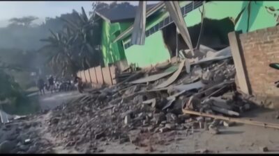 Kementerian PU Kerahkan Alat Berat Bersihkan dan Buka Jalan dari Material Vulkanik Gunung Lewotobi Laki-laki