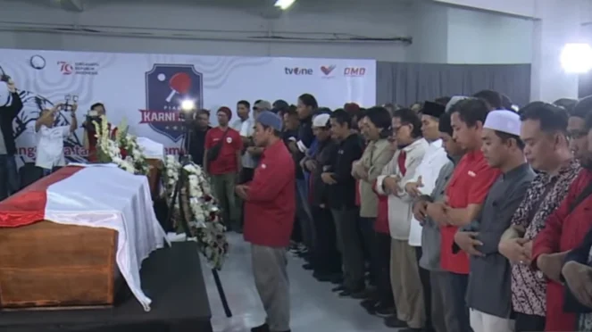 Penghormatan Terakhir dari Pimpinan dan Rekan Almarhum, Dua Jenazah Jurnalis Korban Kecelakaan Disemayamkan di Kantor TvOne