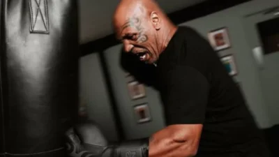 Ambruk di Pesawat Jelang Duel Lawan Paul, Mike Tyson: “Saya Mual dan Pusing”