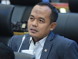 Tanggapi Aksi Pembuangan Susu Peternak Lokal, DPR meminta Pemerintah Berpihak Kepada Peternak Nasional