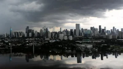 Cuaca Mayoritas Kota Besar Indonesia pada Hari Minggu Ini Berawan Hingga Ekstrem