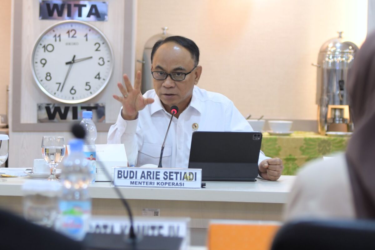 Menkop Paparkan 7 Tantangan Penguatan Produksi Susu Sapi Lewat Koperasi