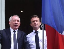 Akhiri Kebuntuan Politik di Prancis, Presiden Macron Tunjuk Francois Bayrou sebagai PM Baru