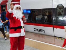 Sinterklas Bagi-bagi Hadiah Natal ke Penumpang Kereta Cepat Whoosh