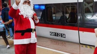 Sinterklas Bagi-bagi Hadiah Natal ke Penumpang Kereta Cepat Whoosh