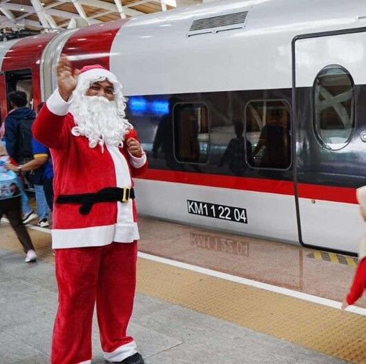 Sinterklas Bagi-bagi Hadiah Natal ke Penumpang Kereta Cepat Whoosh