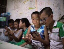 DPR Minta Pemerintah Buat SKB Terkait Pembatasan Penggunaan HP untuk Anak