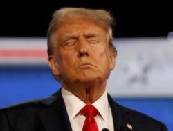 Gedung Putih Redam Isu Kesehatan Trump Terkait Pembengkakan Kaki