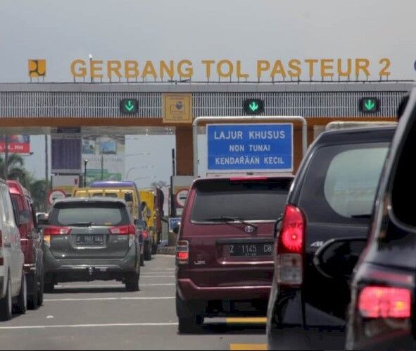 Untuk Sementara Kendaraan Dilarang Keluar di Gerbang Tol Pasteur Bandung