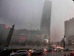 Jakarta Bakal Diguyur Hujan Ringan Hingga Berpetir di Hari Minggu Pagi Hingga Sore