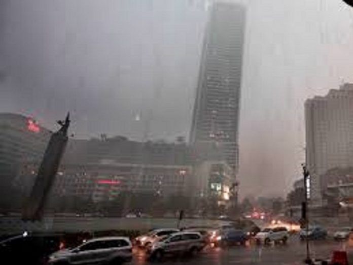 Jakarta Bakal Diguyur Hujan Ringan Hingga Berpetir di Hari Minggu Pagi Hingga Sore
