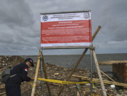 Menteri Lingkungan Hidup Segel Pagar Laut Area Reklamasi Bekasi