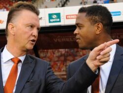 Van Dijk: Kluivert Berguru dari Pelatih Tottenham dan Van Gaal